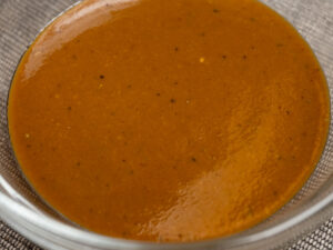 Selymes moustardoméli mustáros édes szósz közelről fotózva