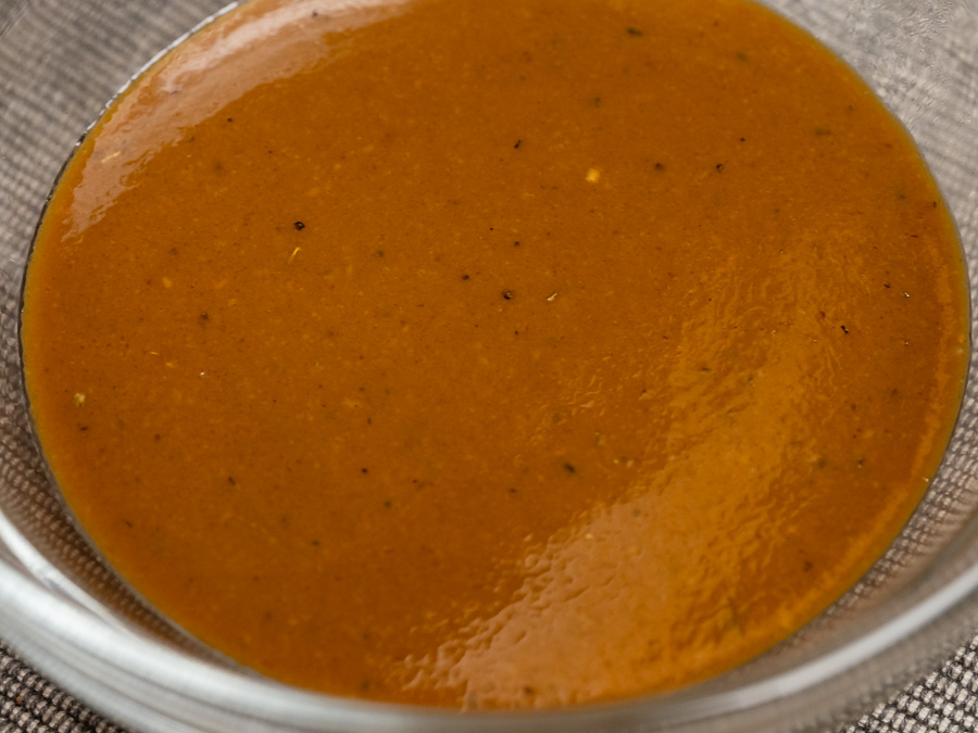 Selymes moustardoméli mustáros édes szósz közelről fotózva