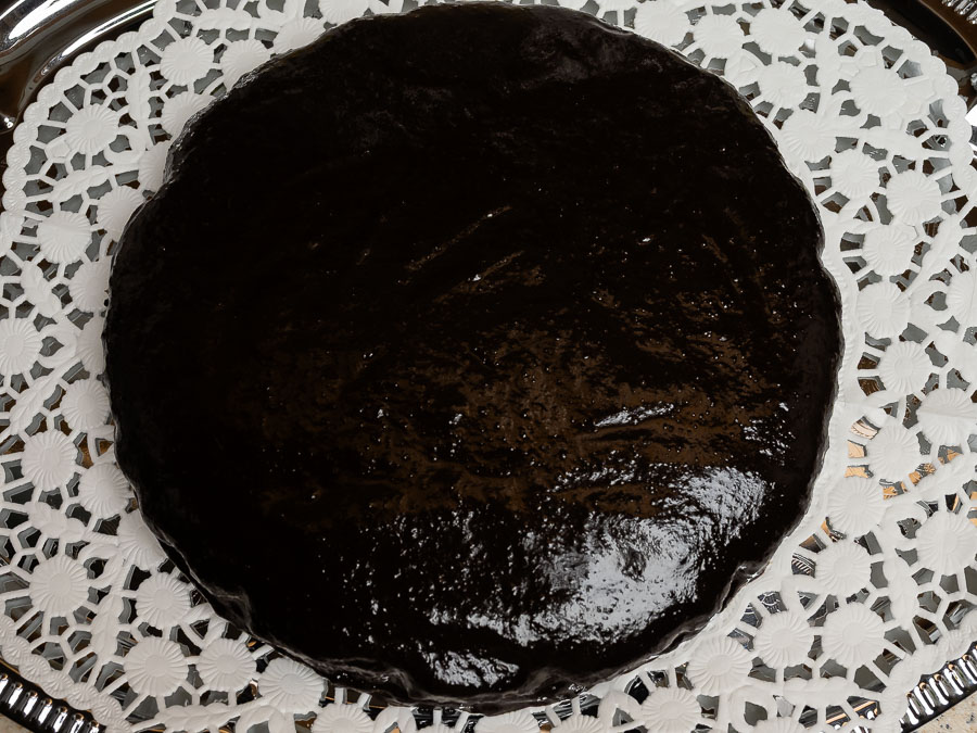 Gluténmentes Sacher torta karobbevonattal tálalva