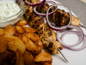 Görög souvlaki pulykamellből sült csicsókával és vegán tzatzikivel