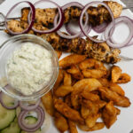 Görög souvlaki tál pulykamellből, tzatzikivel és sült csicsókával