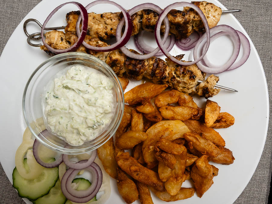 Görög souvlaki tál pulykamellből, tzatzikivel és sült csicsókával