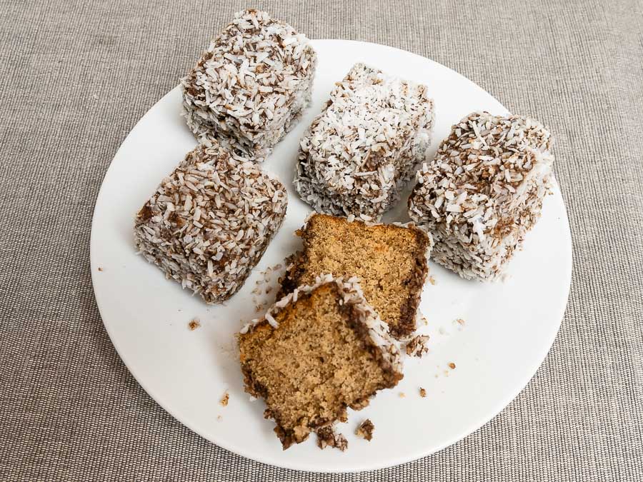 Gluténmentes kókuszkocka karobmázban fehér tányéron tálalva