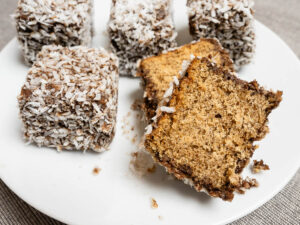 Gluténmentes kókuszkocka közelről, látható puha belsővel