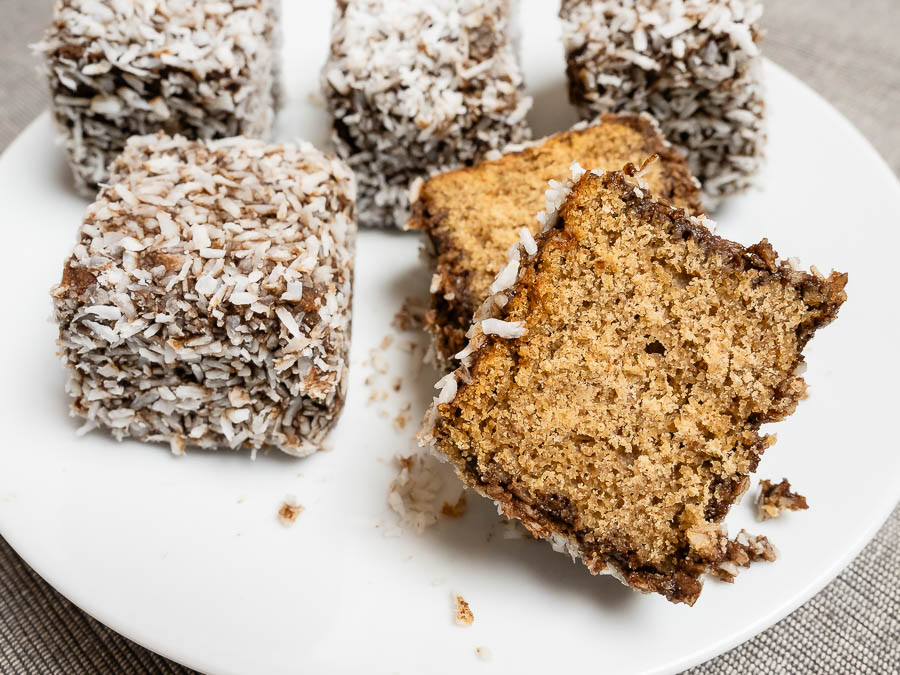 Gluténmentes kókuszkocka közelről, látható puha belsővel