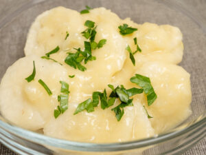 Osztrák krumplisaláta taróból üvegtálban petrezselyemmel