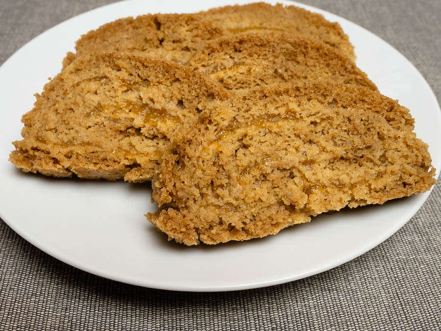 Gluténmentes piskótatekercs ciroklisztből sűrített alma sárgabarack töltelékkel szeletelve