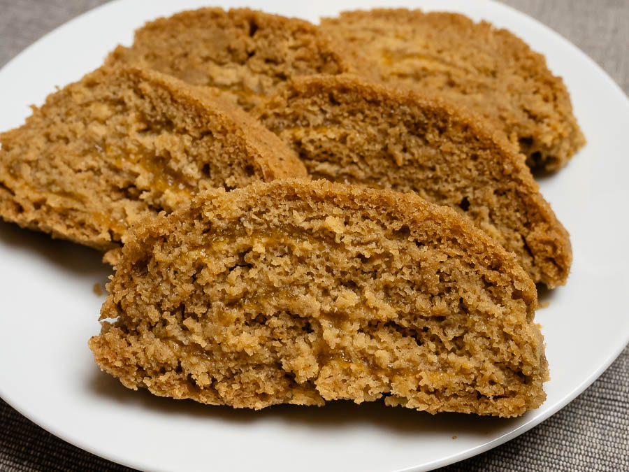 Szeletelt gluténmentes piskótatekercs ciroklisztből tányéron