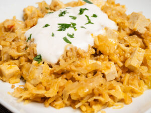 Vegán székelykáposzta tarhonyával tofukockákkal és növényi alapú vegaföllel tálalva