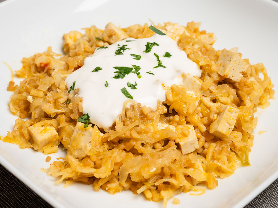 Vegán székelykáposzta tarhonyával krémes növényi vegaföllel és friss petrezselyemmel