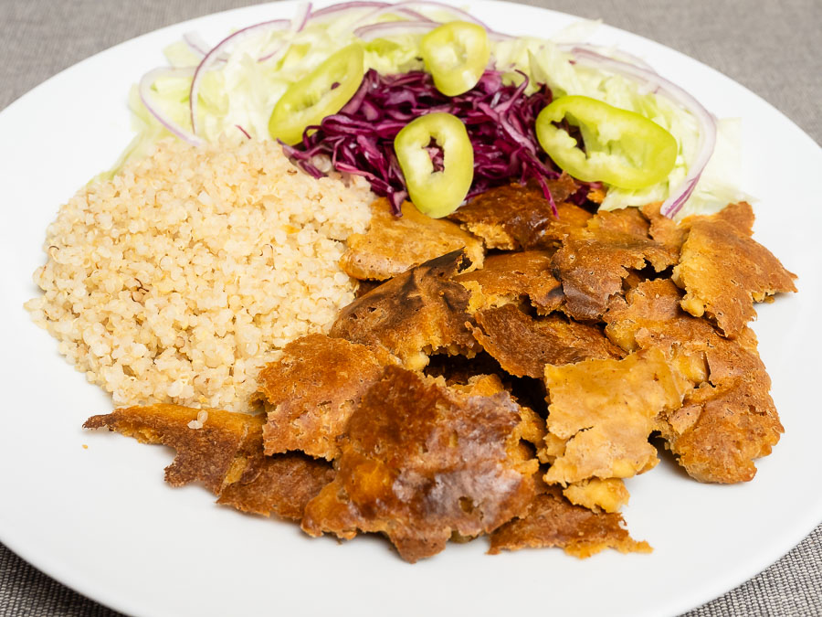 Szeletelt vegán döner pirult felülettel tofu alapon