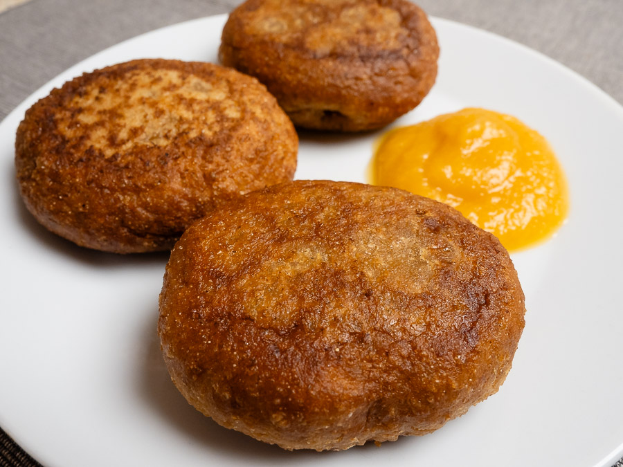 Gluténmentes farsangi fánk alma sárgabarack pürével töltve fehér tányéron